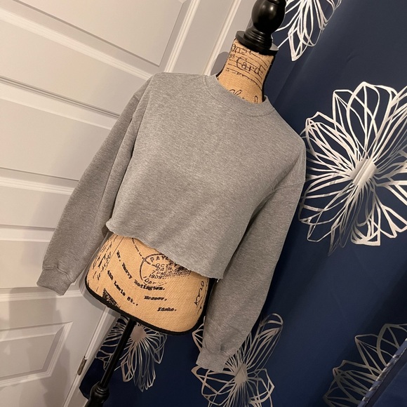 Forever 21 Sweaters - Forever 21 Gray Cropped Sweater shirt